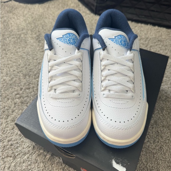 Jordan 2 UNC - Picture 2 of 5